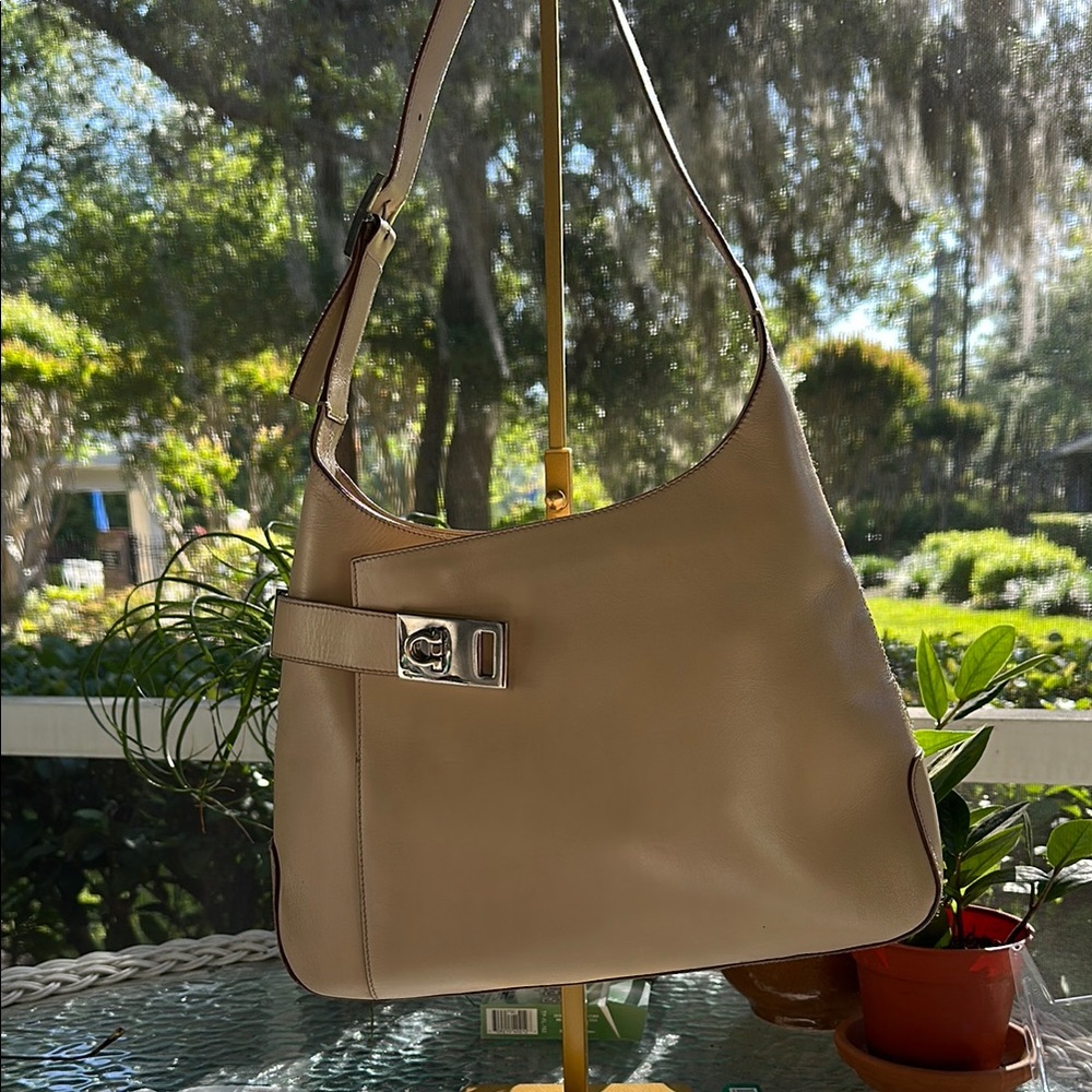 Salvatore Ferragamo Elegant Tan Shoulder Bag! Adjustable shoulder strap
